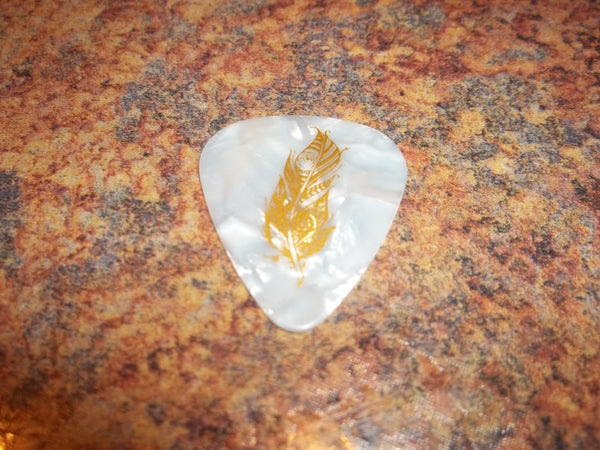 Guitar Pick Medium Celluloid - Feather - Gold on White Pearl Plastic